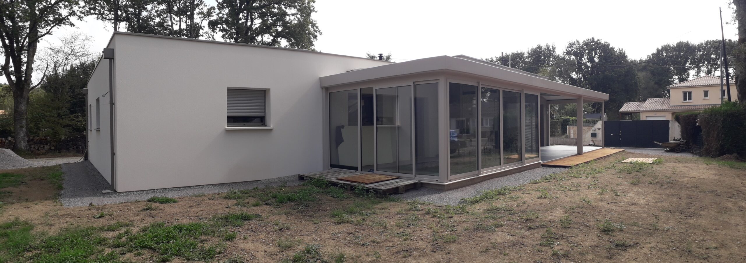 Maison à toit plat plain-pied
