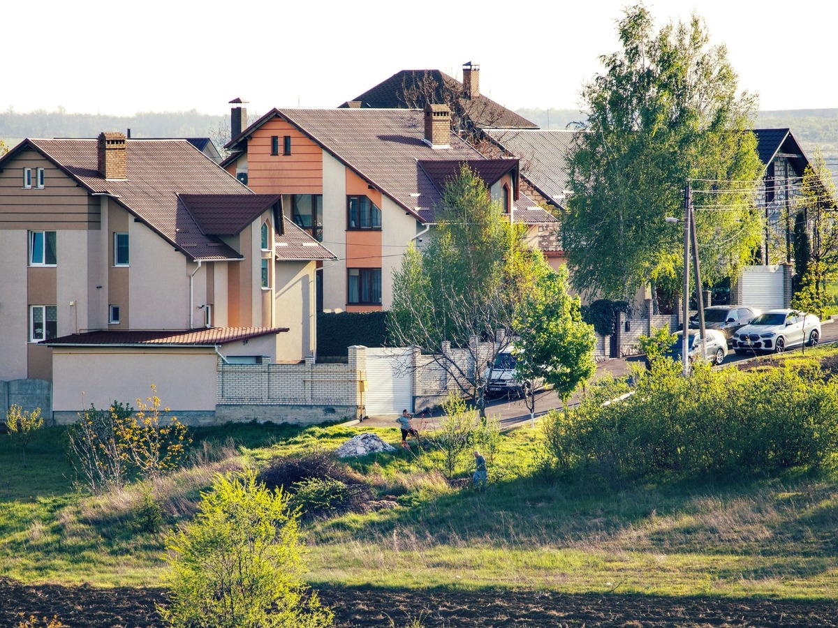 Maisons individuelles et terrains voisins dans un m&ecirc;me quartier r&eacute;sidentiel