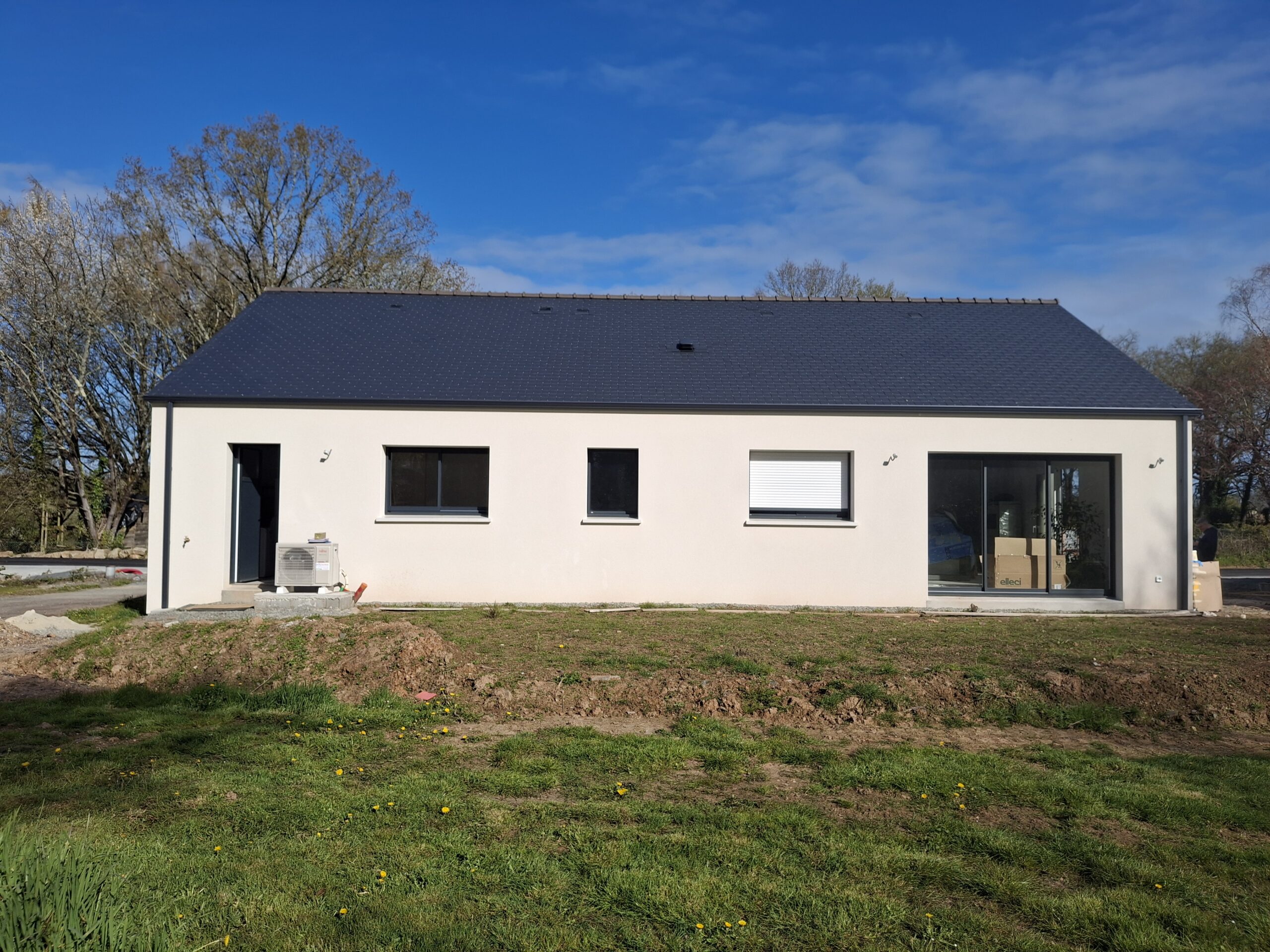 Grande pi&egrave;ce de vie ouverte de la maison de Nozay