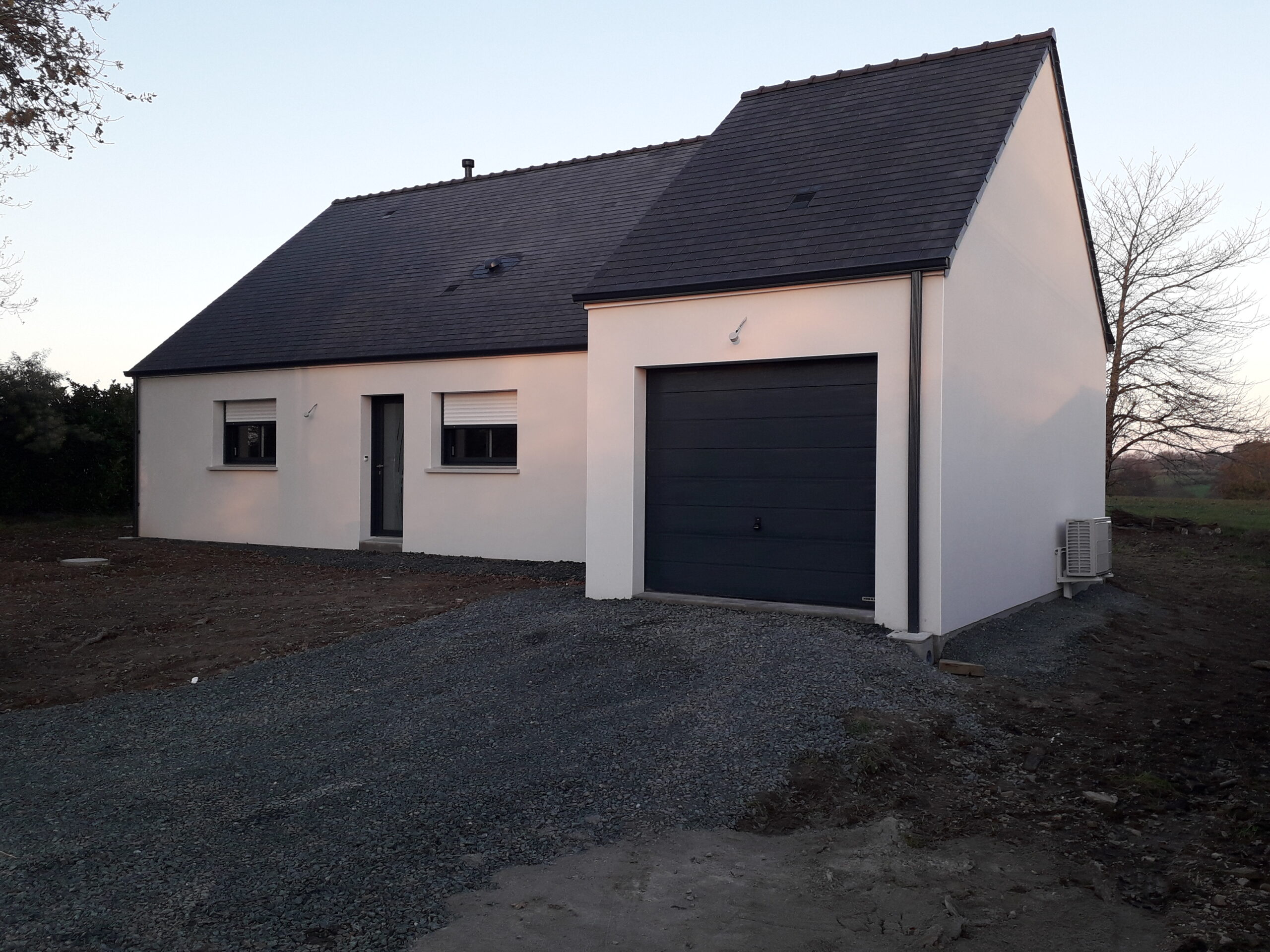 Façade du plain-pied de Pontchâteau et son garage avancé