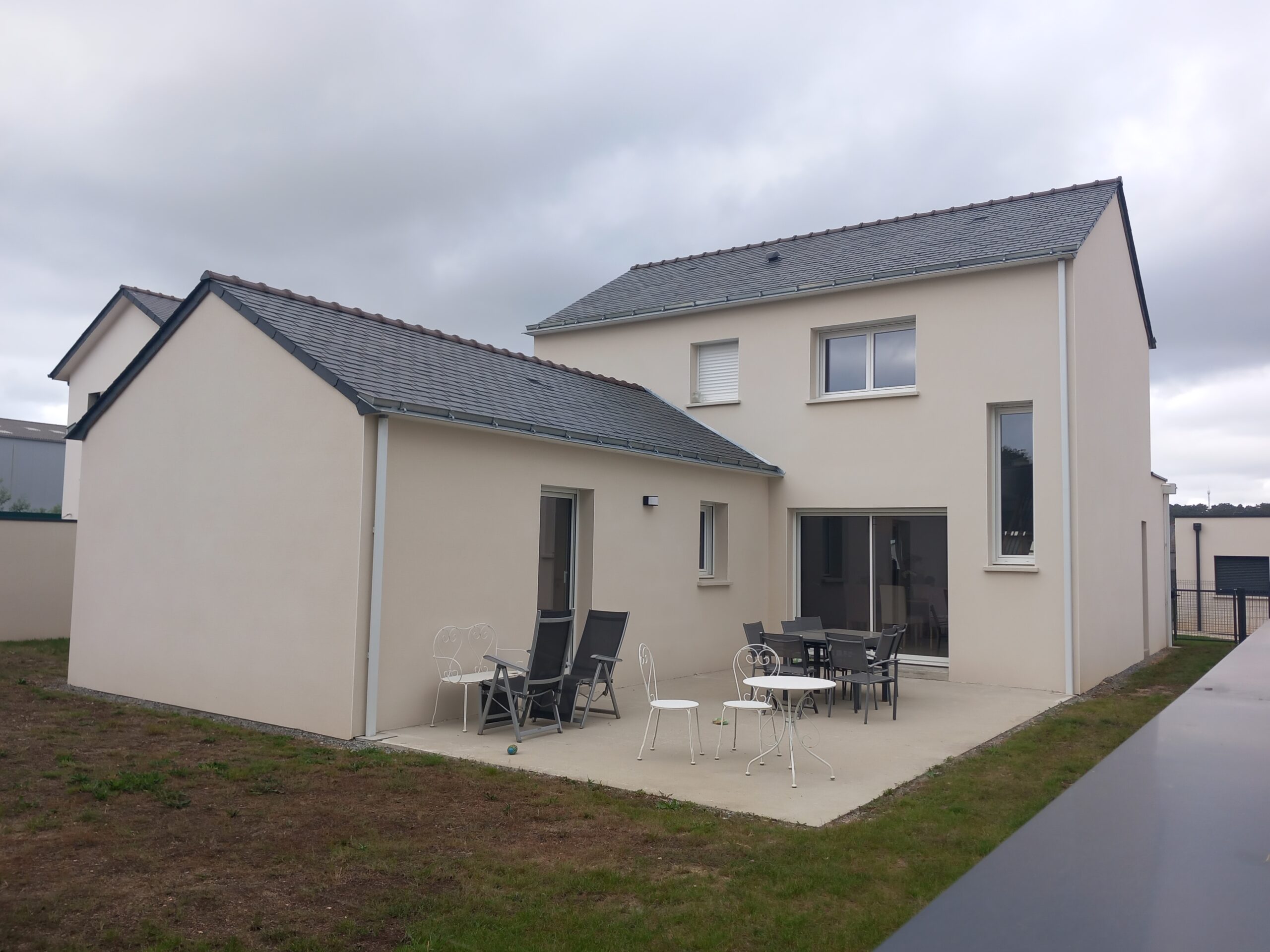 Grande baie vitr&eacute;e du s&eacute;jour ouvrant sur la terrasse arri&egrave;re, maison de Saint-&Eacute;tienne-de-Montluc