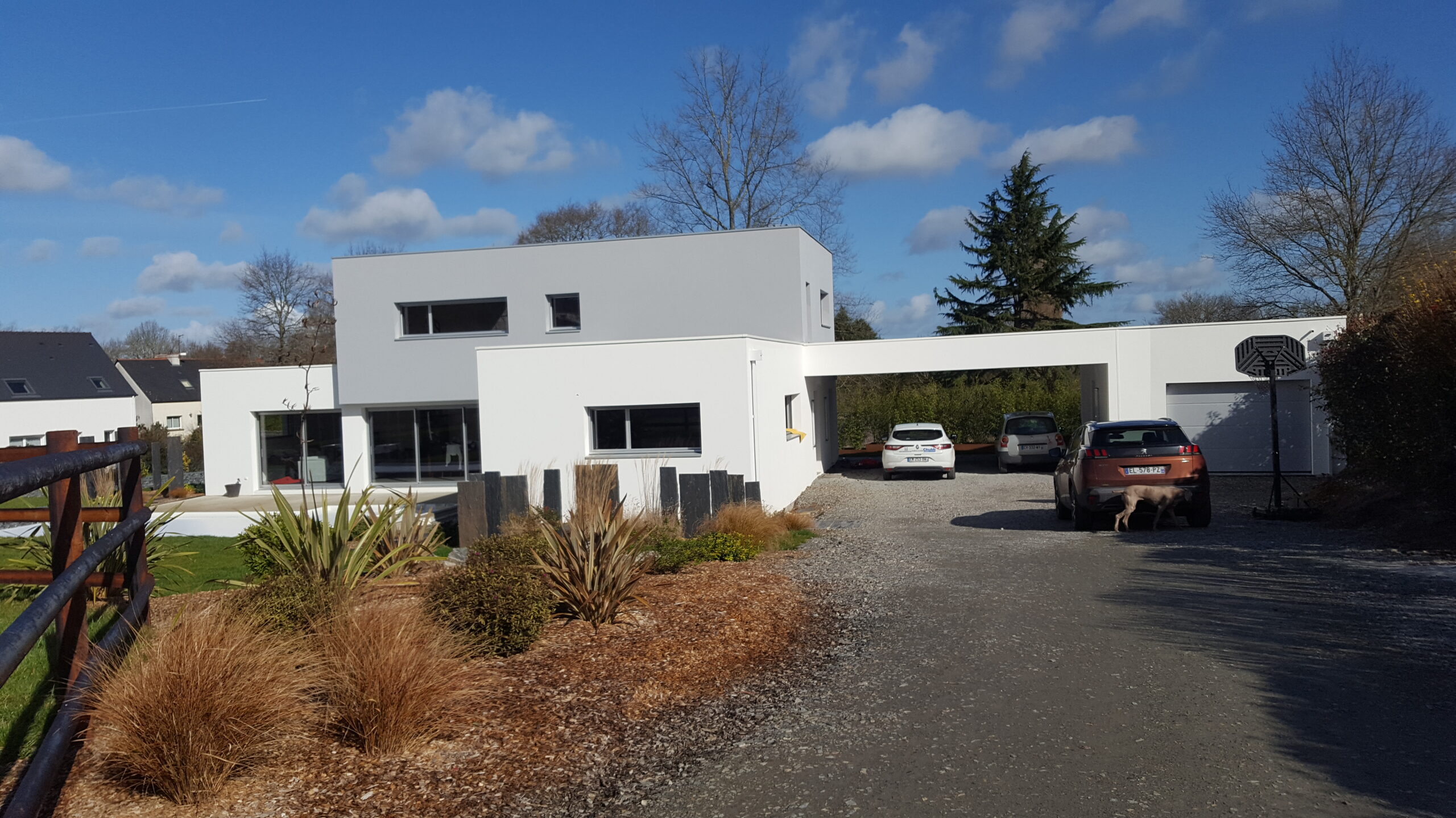 Grande baie vitrée de la maison à niveaux de Treillières