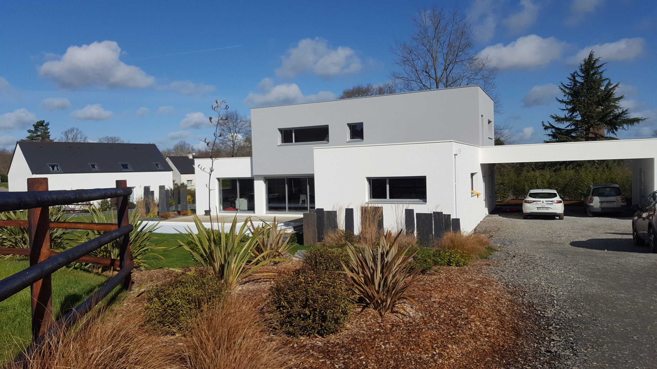Terrasse couverte et piscine de la maison contemporaine de Treillières